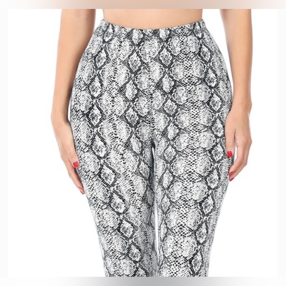 NWT. $45R Zenana Outfitters 2-Piece Lounge Set. Size Small Snakeskin Pri… - Picture 4 of 5